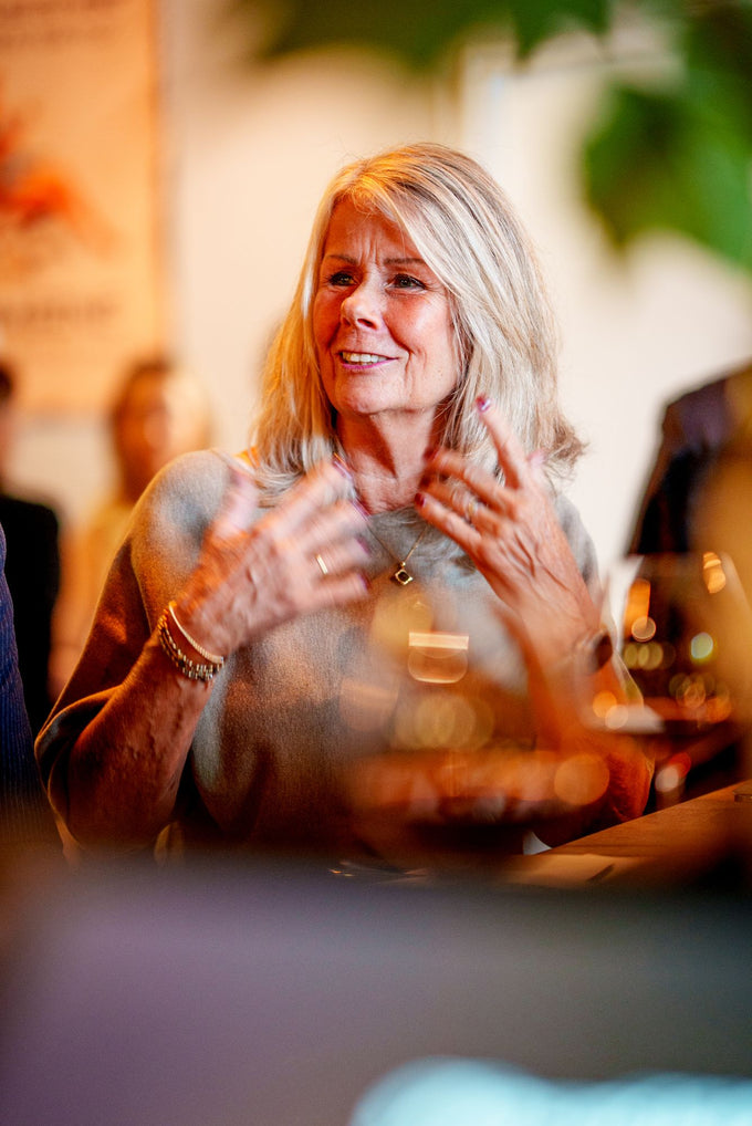 Gaste vertelt enthousiast aan tafel
